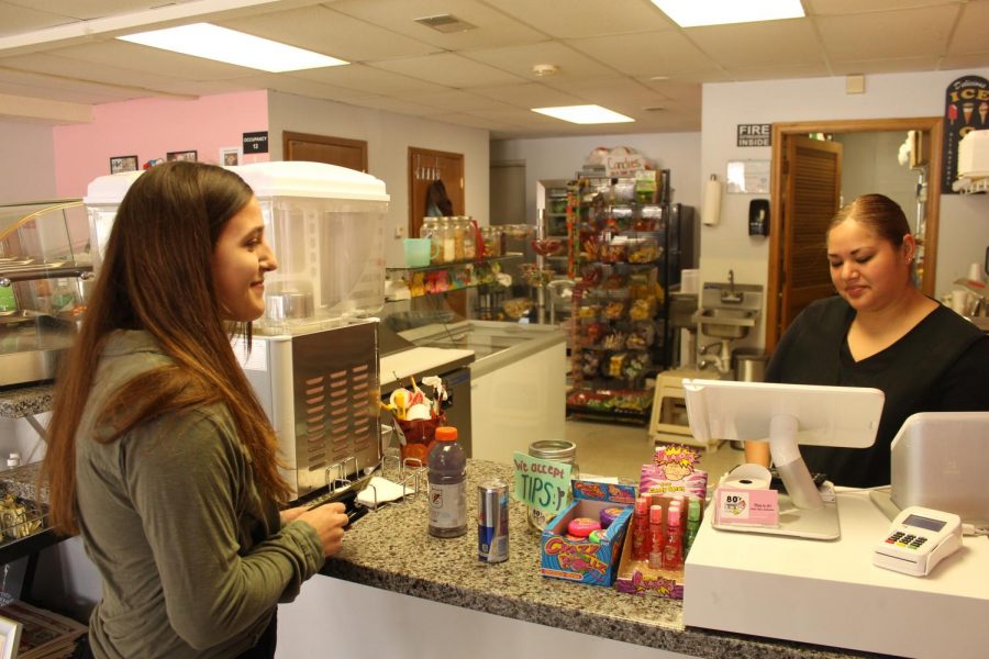 Ordering food at the 80’s Snack Shack on Feb.7, sophomore Sophia Rubenstein greets owner Dulce Gomez. Rubenstein is a regular customer who enjoys the food and customer service. “I like how the staff there gives a family vibe, it’s not just like a normal restaurant. They treat you like famly,” Rubenstein said. 