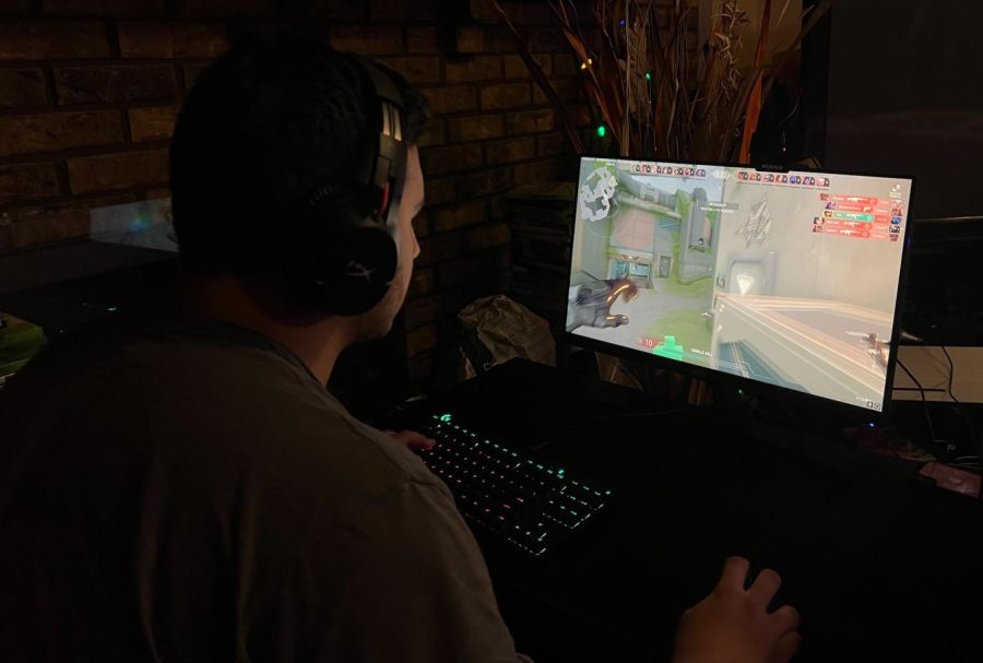 Playing a death match game in “Valorant,” a popular first-person shooter game, senior Jose Corona warms up before playing a competitive five verses five match on Dec. 10. Corona plays against others on line regularly and has earned an Iron I ranking in the game, but is working on achieving Iron II.