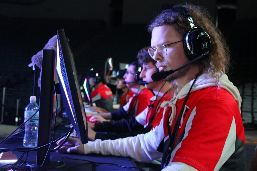 Warming up, University of Nebraska-Lincoln’s esports team prepares for their Valorant tournament game against el YeeT, another e-sports team, at the Mid America Gaming Expo on Nov. 21, 2021. UNL won the tournament overall beating eL Yeet 13-6 in the final match.